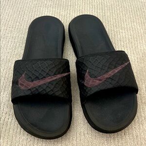 Men’s big boys Nike Slide Black sz 7